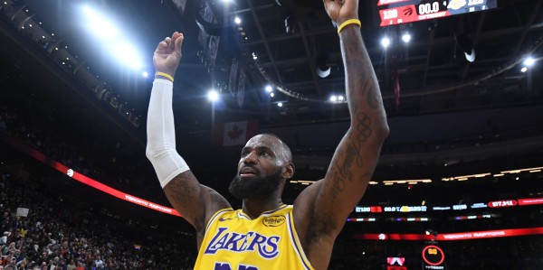 星空体育中国官网-纪录井喷周：老詹纪录终结 KD里程碑 字母放话登顶 哈登得分前十